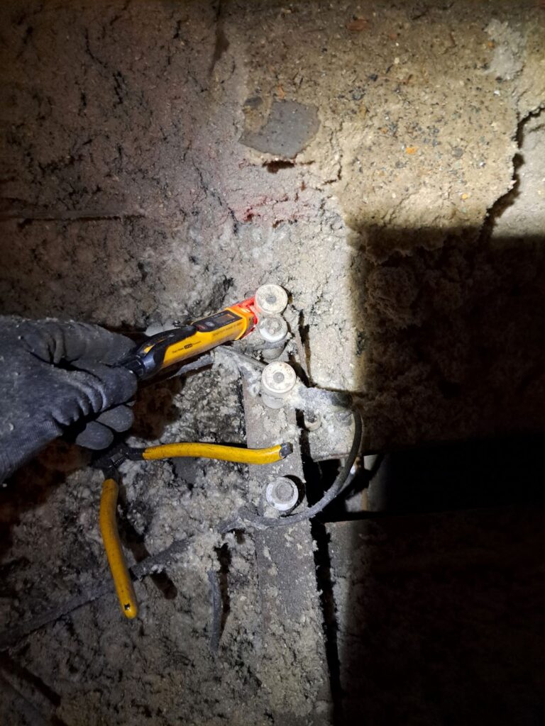 electrical troubleshooting, electrical repair, emergency electrician barrie, electrical contractor orillia, midland, coldwater, simcoe county, faulty wiring, breaker keeps tripping, knob and tube